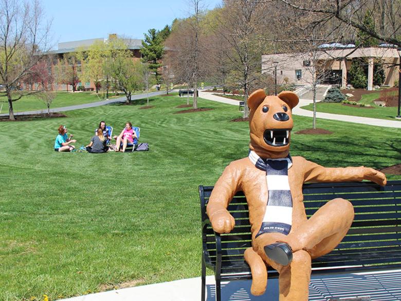 宾州州立大学伯克狮子长椅在春天