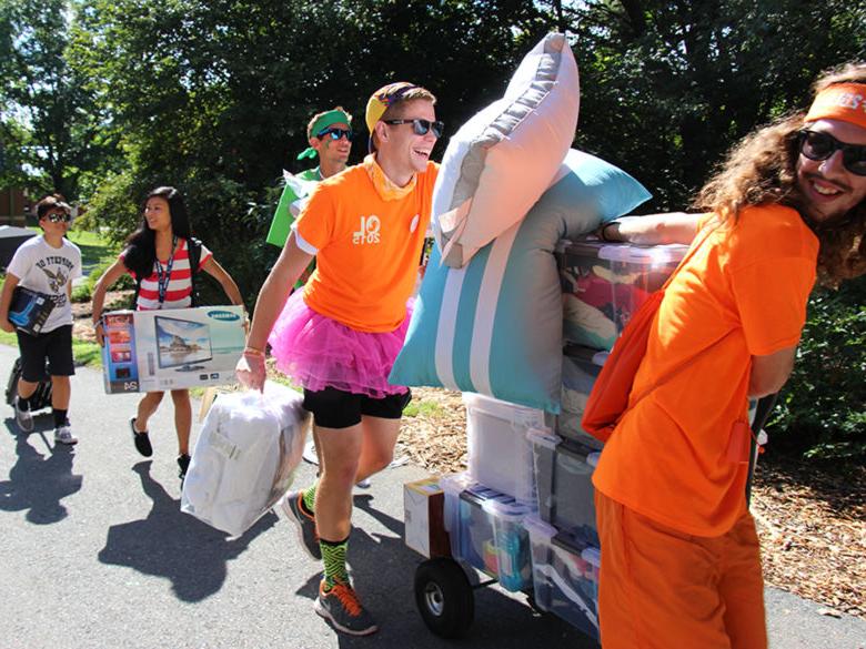 Upperclassmen helping move in the Freshmen on Move In Day